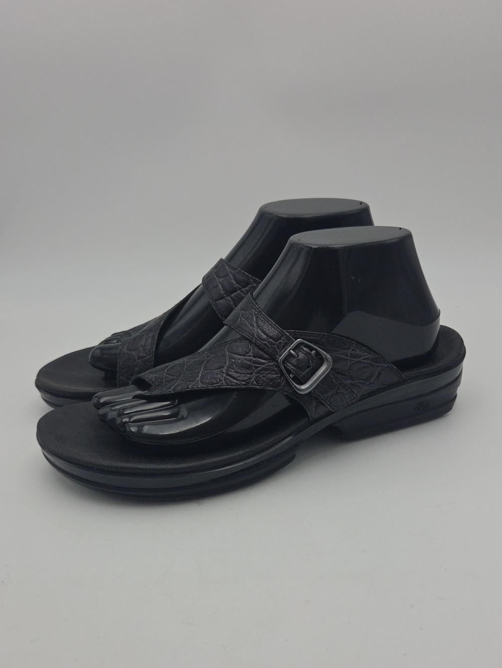 Aravon Quinn Crocodile-Embossed Leather Sandals Women 9 B Black